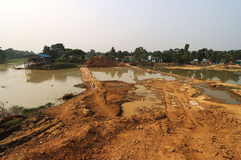 কুমিল্লার বুড়িচং উপজেলার বুড়বুড়িয়া এলাকায় গোমতী নদীর পানির চাপে ভেঙে যাওয়া বাঁধ মেরামতের কাজ চলছে। গতকাল বুধবার দুপুরে