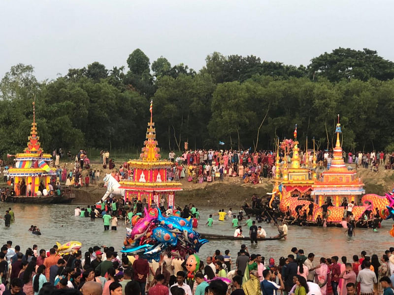 কক্সবাজারের বাঁকখালী নদীতে বৌদ্ধ সম্প্রদায়ের জাহাজ ভাসানো উৎসব। আজ বিকেলে  রামুর পূর্ব রাজারকুল ঘাটে