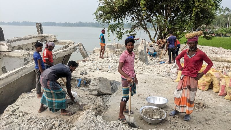 আবদুল হামিদ বন্যা আশ্রয়কেন্দ্রের ইট-রড খুলে বিক্রি করা হচ্ছে। বৃহস্পতিবার দুপুরে কুড়িগ্রামের উলিপুর উপজেলার বেগমগঞ্জ ইউনিয়নের খুদিরকুটি গ্রামে