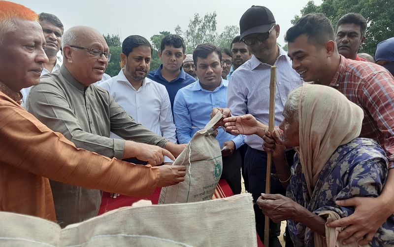 শেরপুরের ঝিনাইগাতী উপজেলার নলকুড়া ইউনিয়নে  বন্যায় ক্ষতিগ্রস্তদের ত্রাণ সামগ্রী তুলে দেন উপদেষ্টা ফারুক–ই–আজম। আজ শুক্রবার সকালে