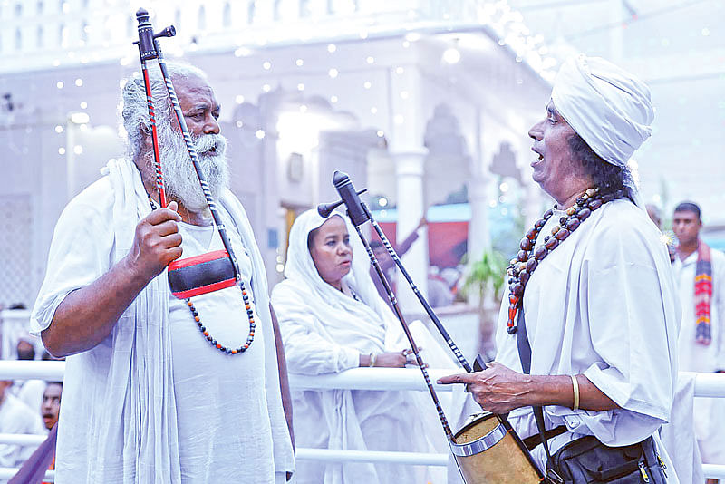 লালন ফকিরের ১৩৪তম তিরোধান দিবস উপলক্ষে কুষ্টিয়ার ছেঁউড়িয়ায় তিন দিনব্যাপী সাধুসঙ্গ শুরু হয়েছে। তাঁর আখড়াবাড়ির ভেতরে গান পরিবেশন করছেন বাউলেরা