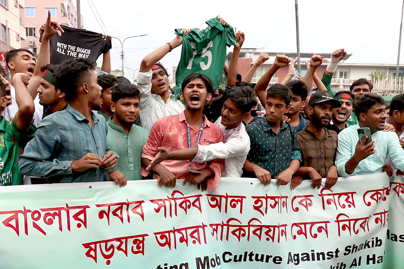 ‘সাকিবিয়ান’ দাবি করে মিরপুর স্টেডিয়ামের সামনে একটি দল সাকিবের পক্ষে দাঁড়িয়েছেন