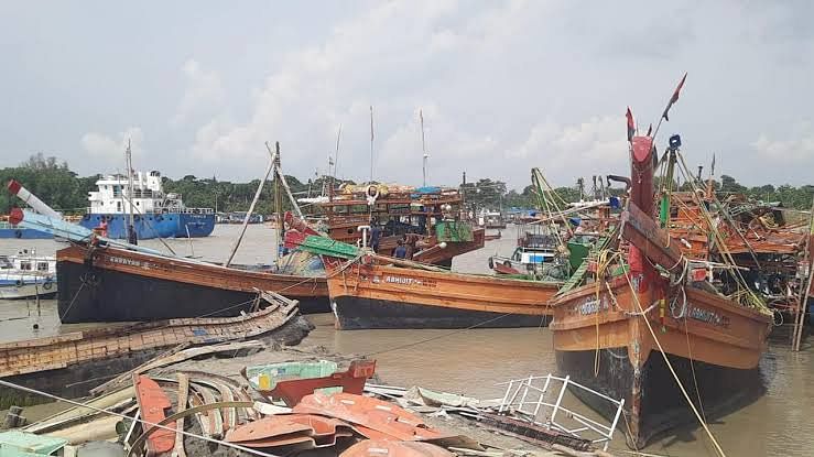 জব্দ করা ভারতীয় ট্রলার তিনটি মোংলা ফেরিঘাট–সংলগ্ন এলাকায় বেঁধে রাখা হয়েছে। শুক্রবার দুপুরে