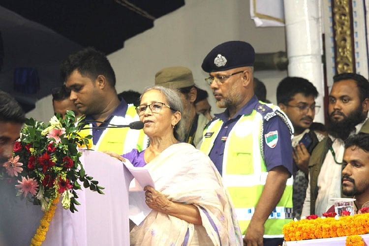 মরমি সাধক লালন শাহের ১৩৪তম তিরোধান দিবসে প্রধান অতিথির বক্তৃতায় কথা বলছেন মৎস্য ও প্রাণিসম্পদ উপদেষ্টা ফরিদা আখতার। কুষ্টিয়ার কুমারখালীর ছেঁউড়িয়ার লালন আখড়াবাড়িতে, ১৭ অক্টোবর ২০২৪