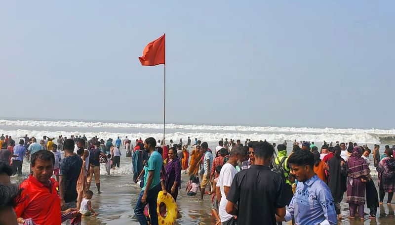 উত্তাল সাগরে ঝুঁকি নিয়ে গোসলে নেমেছেন পর্যটকেরা। আজ বিকেলে কক্সকবাজার সৈকতের সুগন্ধা পয়েন্ট