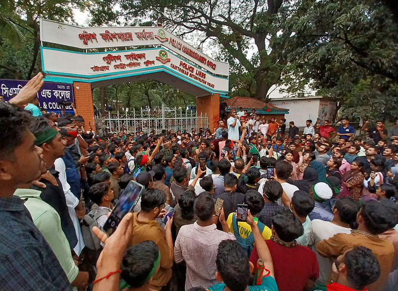 ছাত্রলীগকে নিষিদ্ধ ও ছাত্র হত্যায় জড়িতদের গ্রেপ্তারের দাবিতে চট্টগ্রাম  নগরের দামপাড়ায় অবস্থিত চট্টগ্রাম মেট্রোপলিটন পুলিশ কমিশনারের কার্যালয়ের সামনে বিক্ষোভ করে বৈষম্যবিরোধী ছাত্র আন্দোলন। আজ বিকেলে দামপাড়ায়