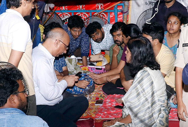 অনশনকারীদের সঙ্গে কথা বলছেন পশ্চিমবঙ্গের মুখ্য সচিব মনোজ পন্থ (বাঁয়ে) ও স্বরাষ্ট্রসচিব নন্দিনী চক্রবর্তী। ধর্মতলার জুনিয়র চিকিৎসকদের অনশন মঞ্চে, ১৯ অক্টোবর ২০২৪