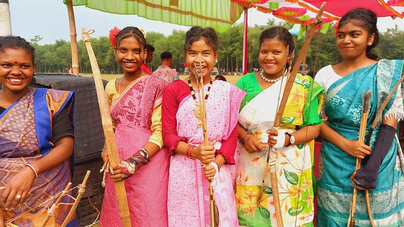 তিরন্দাজি প্রতিযোগিতায় অংশ নিতে মাঠে অপেক্ষা করছেন সাঁওতাল নারী তিরন্দাজেরা। গতকাল শুক্রবার দিনাজপুরের বিরামপুর উপজেলার ৩ নম্বর খানপুর ইউনিয়নের সোনাজুড়ি ফুটবল মাঠে