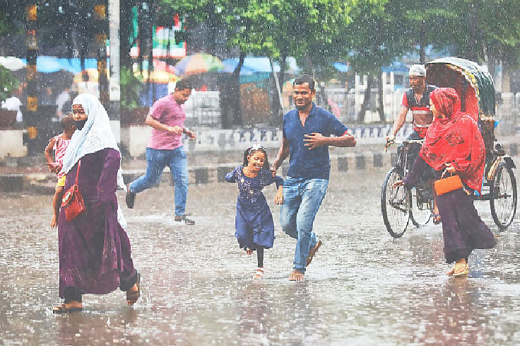 ভ্যাপসা গরমের পর বিকেলে একপশলা বৃষ্টি স্বস্তি এনেছে নগরজীবনে। হঠাৎ বৃষ্টি নামায় অনেকটা বিড়ম্বনায় পড়েন পথচারীরা। গতকাল রাজধানীর গুলিস্তান এলাকায়