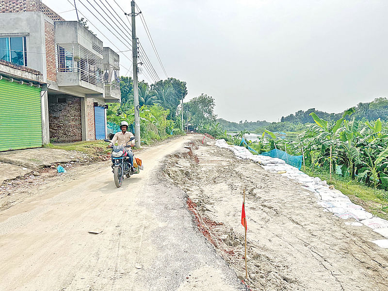 ঝিনাইদহের মহেশপুর উপজেলার খালিশপুর-যাদবপুর ভায়া জিন্নানগর সড়কের মহেশপুর পৌরসভা এলাকার কিছু অংশ ধসে পড়েছে