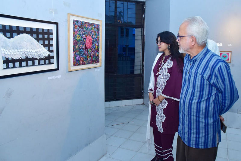 জেলা শিল্পকলা একাডেমির আর্ট গ্যালারিতে শিল্পী নানজিবা নাওয়ারের দ্বিতীয় একক চিত্র প্রদর্শনী ঘুরে দেখছেন দর্শকেরা। আজ দুপুরে