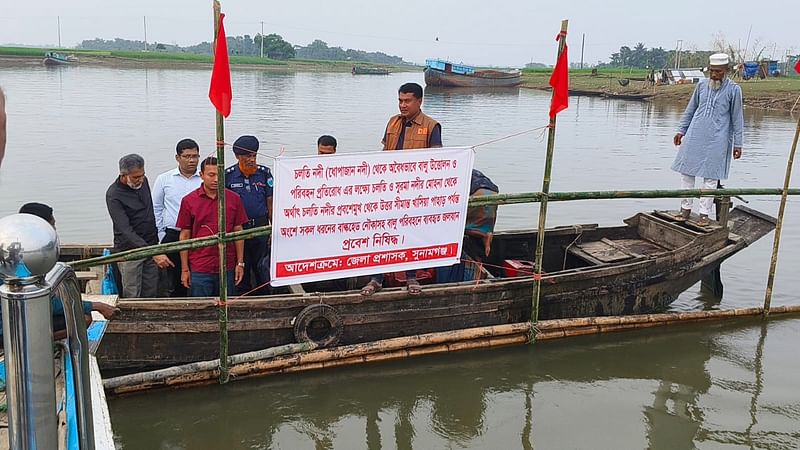 গতকাল বিকেলে নদের সদরগড় এলাকায় সুরমা নদীর মোহনা ও চলতি নদের প্রবেশমুখে বাঁশের বেড়া দেওয়া হয়। এ সময় উপস্থিত ছিলেন সদর উপজেলার ইউএনও অতীশ দর্শী চাকমা ও সহকারী কমিশনার (ভূমি) মো. ইসমাইল হোসেন