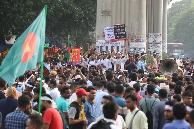 চাকরি স্থায়ী করার দাবিতে আজ শনিবার সকাল ১০টা থেকে বাংলাদেশ আউটসোর্সিং কর্মচারী কল্যাণ পরিষদের কর্মচারীরা শাহবাগে অবরোধ শুরু করেছেন