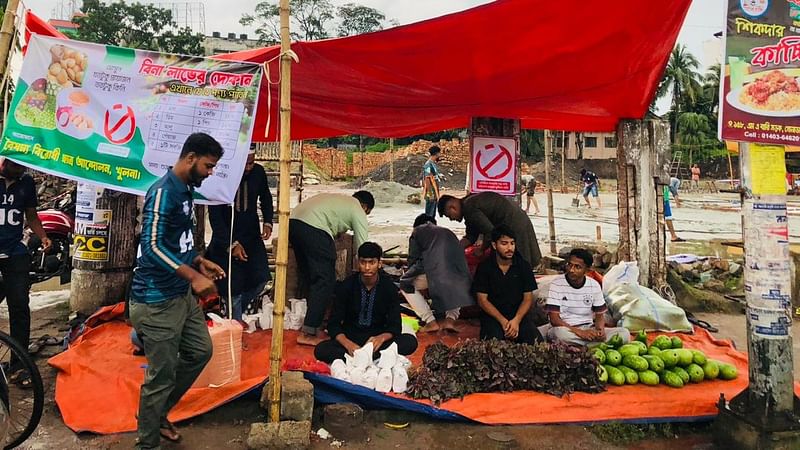 ‘বিনা লাভের দোকান’ পরিচালনা করেন খুলনা বিভিন্ন প্রতিষ্ঠানের শিক্ষার্থীরা