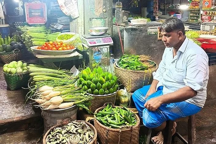 চট্টগ্রামের চকবাজারে সবজি নিয়ে বসেছেন এক বিক্রেতা