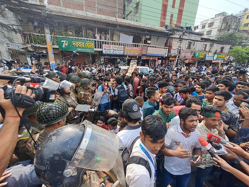 মিরপুর শেরেবাংলা স্টেডিয়ামের সামনে আজ আন্দোলন করেন সাকিবিয়ানরা