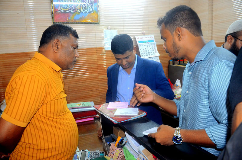 চট্টগ্রাম নগরে নিত্যপন্যের দাম তদারকিতে বাজারে অভিযান চালিয়েছে জেলা বিশেষ টাস্কফোর্স। আজ সকালে নগরের খাতুনগঞ্জ এলাকায়