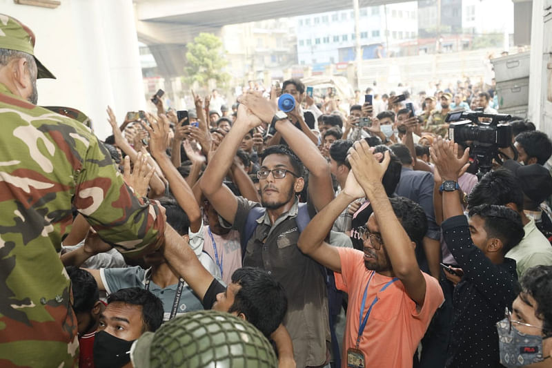 পাস করিয়ে দেওয়ার দাবিতে চট্টগ্রাম শিক্ষাবোর্ডে বিক্ষোভ করেন এইচএসসিতে ফেল করা শিক্ষার্থীরা। আজ দুপুরে