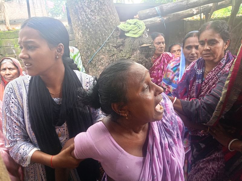 চুয়াডাঙ্গায়  নিহত গৃহবধূর বাড়িতে স্বজনদের আহাজারি