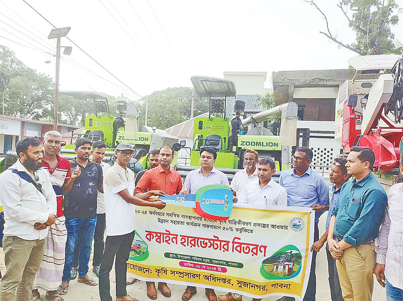 আনুষ্ঠানিক ফটোসেশনের মধ্য দিয়ে কৃষকদের মধ্যে ভর্তুকির কৃষিযন্ত্র বিতরণ করা হয়। ৬ মে সুজানগর উপজেলা পরিষদ প্রাঙ্গণে