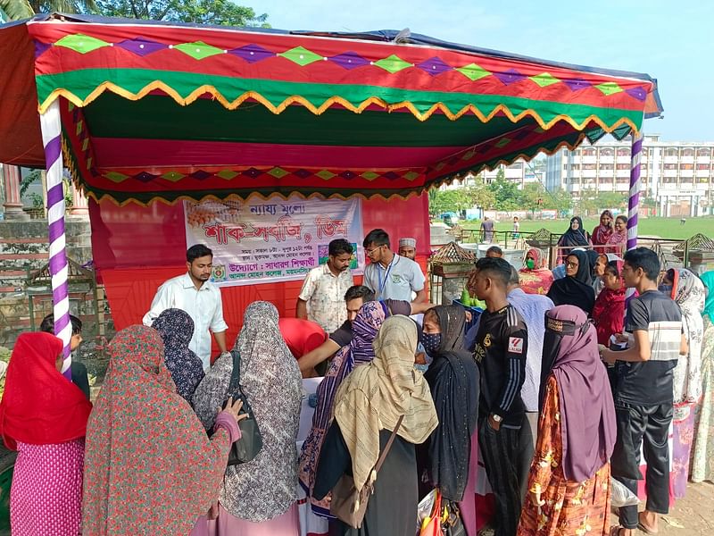 ময়মনসিংহ নগরের আনন্দ মোহন কলেজের সামনে ন্যায্যমূল্যে শাকসবজি বিক্রি করছেন শিক্ষার্থীরা। আজ সোমবার সকাল ১০টার দিকে