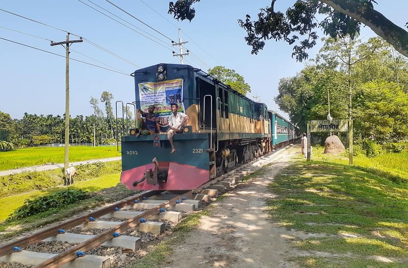 সাড়ে চার বছর বন্ধ থাকার পর পার্বতীপুর-চিলমারী রুটে রমনা লোকাল ট্রেনের চলাচল শুরু হয়েছে