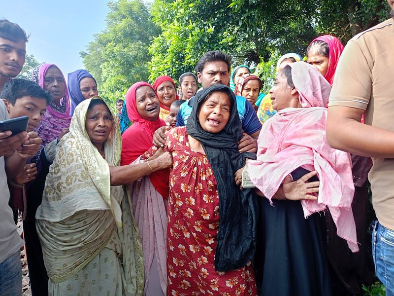 মরদেহ উদ্ধারের পর শিলা খাতুনের স্বজনদের আহাজারি। আজ সোমবার সকালে চুয়াডাঙ্গার আলমডাঙ্গা উপজেলার মুন্সীগঞ্জ এলাকায়