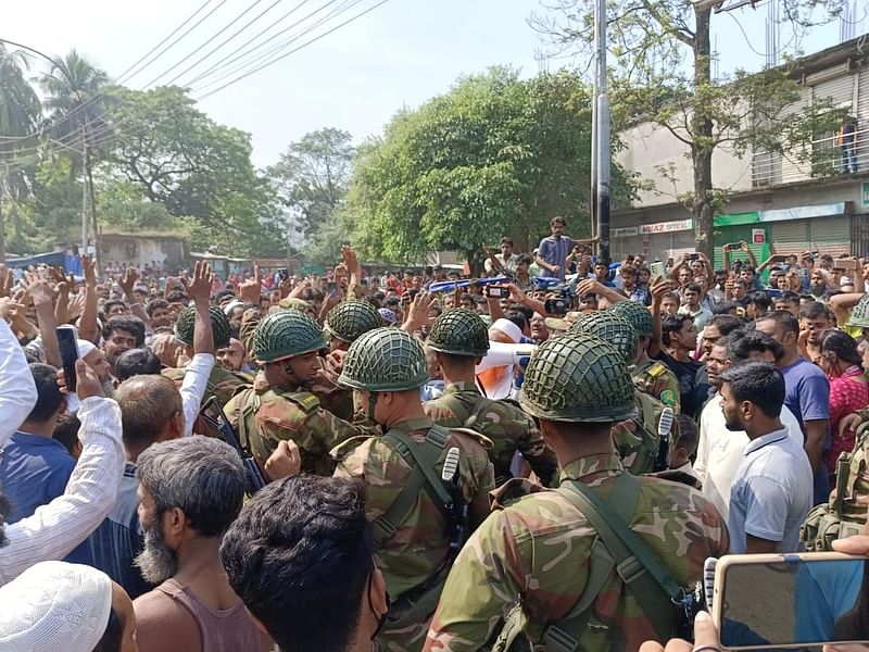 উচ্ছেদ অভিযানে এসে কর্মকর্তারা আক্রমণের মুখে পড়লে সেনাবাহিনী এসে পরিস্থিতি নিয়ন্ত্রণে নেয়। আজ দুপুরে ময়মনসিংহ রেলওয়ে স্টেশন এলাকায়