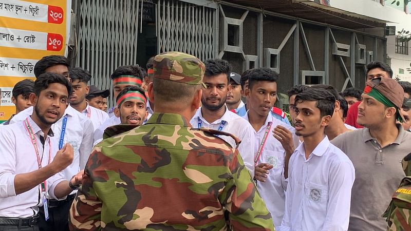 শিক্ষার্থীদের সঙ্গে কথা বলছেন এক সেনা কর্মকর্তা