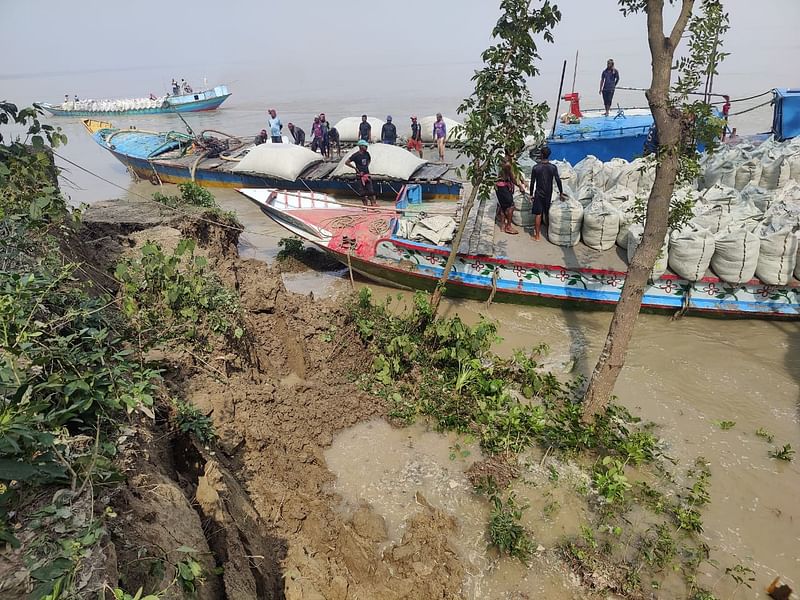 পদ্মা নদীর ভাঙনে বেড়িবাঁধ ভাঙছে। রোববার দুপুরে কুষ্টিয়ার মিরপুর উপজেলার সাহেবনগর এলাকায়