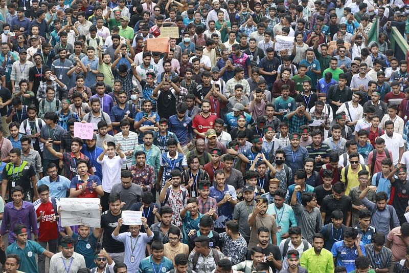 আলাদা স্বায়ত্তশাসিত বিশ্ববিদ্যালয়ের দাবিতে আজ সোমবার বেলা সাড়ে ১১ টা থেকে রাজধানীর নীলক্ষেত ও সায়েন্স ল্যাব মোড় অবরোধ করে রেখেছেন শিক্ষার্থীরা