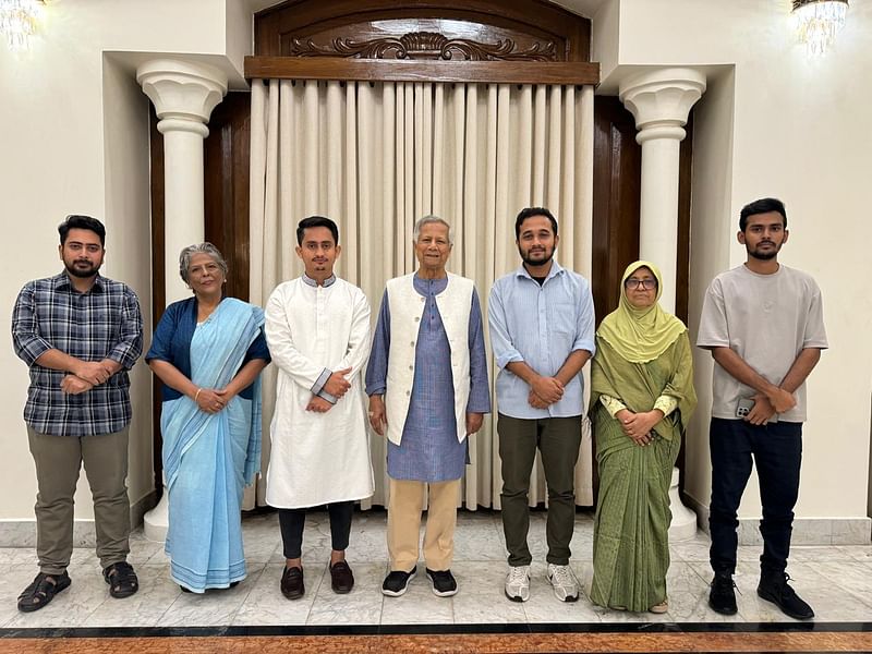 ‘জুলাই শহীদ স্মৃতি ফাউন্ডেশনের’ নির্বাহী পরিষদের দ্বিতীয় সভা শেষে ফাউন্ডেশনের দায়িত্বপ্রাপ্তরা। আজ সোমবার রাষ্ট্রীয় অতিথি ভবন যমুনায়