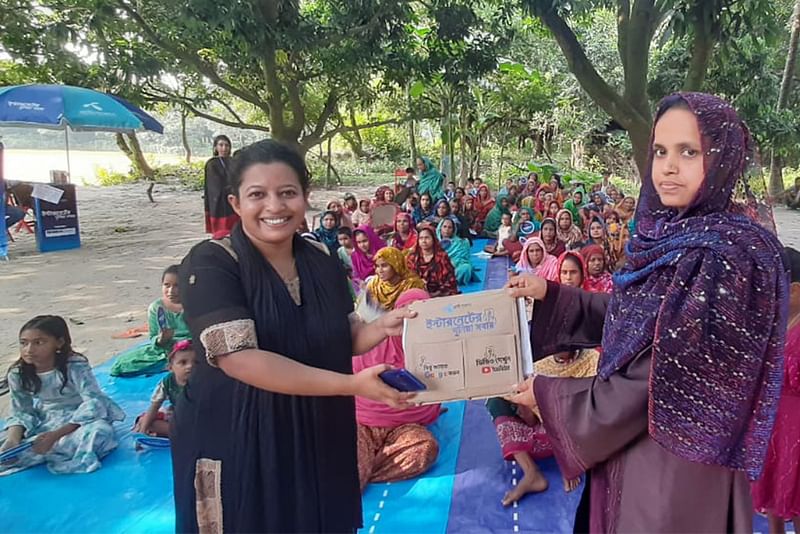 ইন্টারনেট বিষয়ে খুঁটিনাটি জানতে ও শিখতে উঠান বৈঠকে এসেছিলেন সাবানা সুলতানা, জিতেছেন পুরস্কার। রাজশাহী দুর্গাপুর উপজেলার দেলুয়াবাড়ি ইউনিয়ন