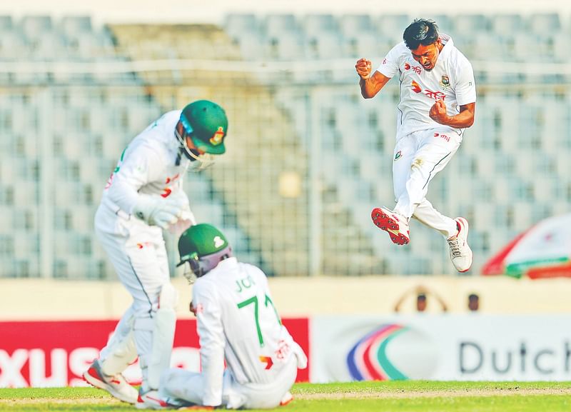 ৫ উইকেট নিলে বুঝি আনন্দে এভাবে শূন্যে উড়াল দিতে মন চায়! তাইজুলকে দেখে তেমন মনে হতেই পারে