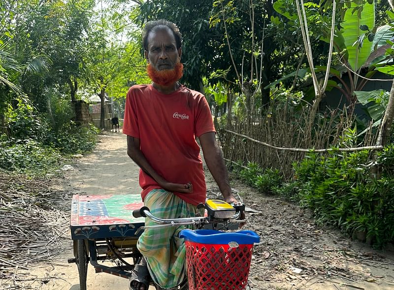 এক হাত দিয়ে ভ্যান চালিয়ে জীবিকা নির্বাহ করেন দবির মণ্ডল। সম্প্রতি ঝিনাইদহের শৈলকুপা উপজেলার কুলচারা গ্রামে