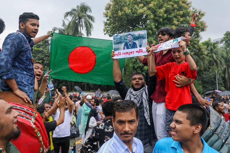 জুলাই–আগস্ট ছাত্র–জনতার অভ্যুত্থানে হাসিনা সরকারের পতন হয়