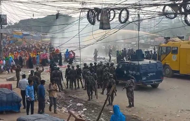 বকেয়া বেতনের দাবিতে মহাসড়ক অবরোধ করা শ্রমিকদের সরিয়ে দিতে জলকামান ব্যবহার করে পুলিশ। আজ মঙ্গলবার বিকেলে সাভারের আশুলিয়ার বাইপাইল মোড়ে