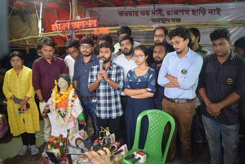 কলকাতার ধর্মতলায় অনশন মঞ্চে সোমবার রাতে আন্দোলনরত জুনিয়র চিকিৎসকদের আমরণ অনশন প্রত্যাহারের ঘোষণা দেওয়া হয়