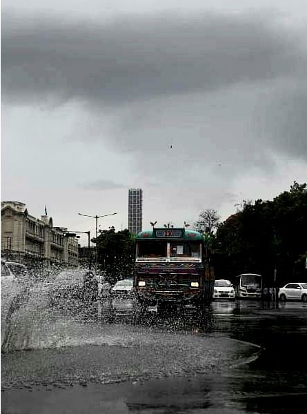 বঙ্গোপসাগরে সৃষ্ট নিম্নচাপের প্রভাবে কলকাতার আকাশ কালো মেঘে ঢাকা