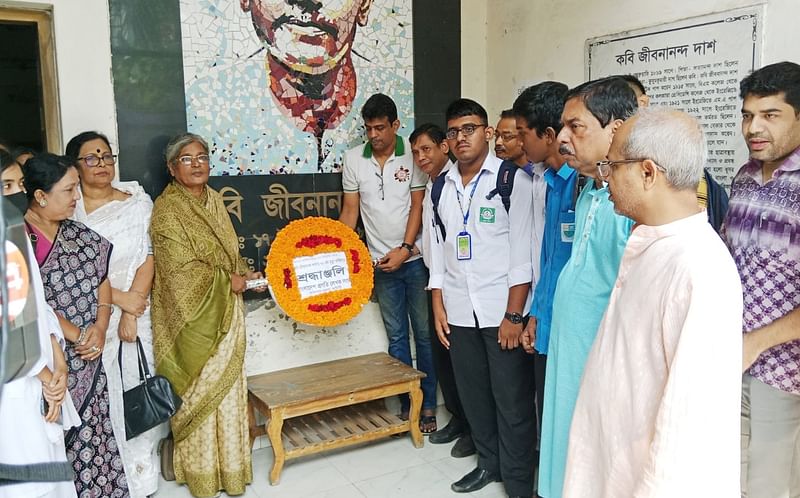 বরিশালে কবি জীবনানন্দ দাশের ৭০তম প্রয়াণ দিবসে তাঁর পৈত্রিক নিবাসে স্থাপিত  প্রতিকৃতিতে ফুল দিয়ে শ্রদ্ধা জানানো হয়। আজ মঙ্গলবার সকালে