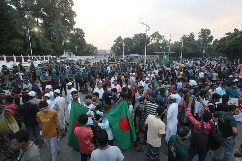 রাষ্ট্রপতি মো. সাহাবুদ্দিনের পদত্যাগের দাবিতে বঙ্গভবনের সামনের সড়ক অবরোধ করে বিক্ষোভ। আজ মঙ্গলবার বিকেলে