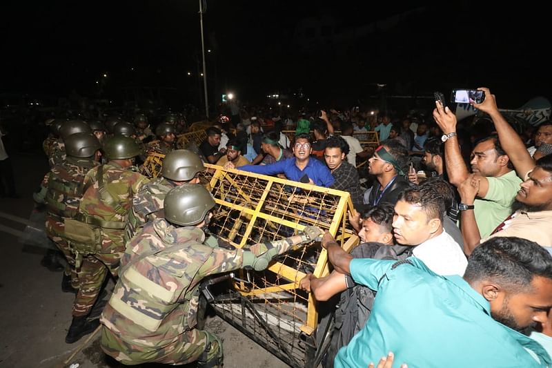 রাষ্ট্রপতির পদত্যাগের দাবিতে বঙ্গভবনের সামনের সড়ক অবরোধ করেন বিক্ষোভকারীরা। একপর্যায়ে তাঁরা প্রতিবন্ধক ভেঙে ভেতরে ঢোকার চেষ্টা করেন। মঙ্গলবার রাত সাড়ে আটটার দিকে