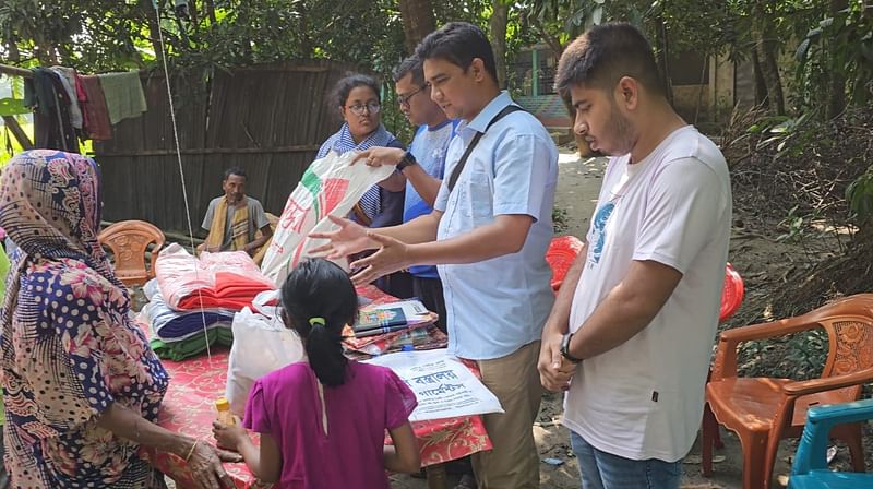 বৈষম্যবিরোধী ছাত্র-জনতার আন্দোলনে নিহত সোহাগ মিয়ার বাড়িতে সুনামগঞ্জ বন্ধুসভার সদস্যরা। সোহাগ মিয়ার পরিবারের সদস্যদের হাতে নতুন পোশাক ও খাদ্যসামগ্রী তুলে দেন তাঁরা। গতকাল সোমবার দুপুরে