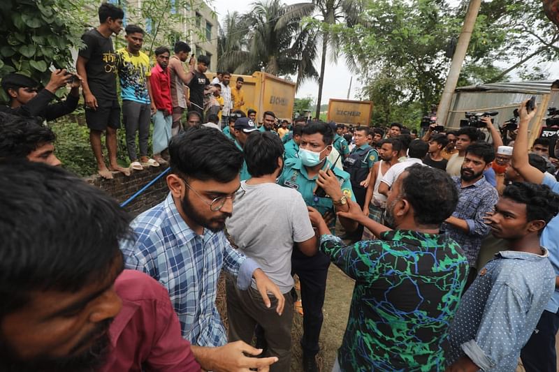 অবৈধ স্থাপনা ও বসতী উচ্ছেদ করতে গেলে স্থানীয় লোকজন পুলিশ ও ম্যাজিস্ট্রেটকে বাধা দেয়। আজ দুপুরে চট্টগ্রাম নগরের আকবরশাহ লেক সিটি এলাকায়