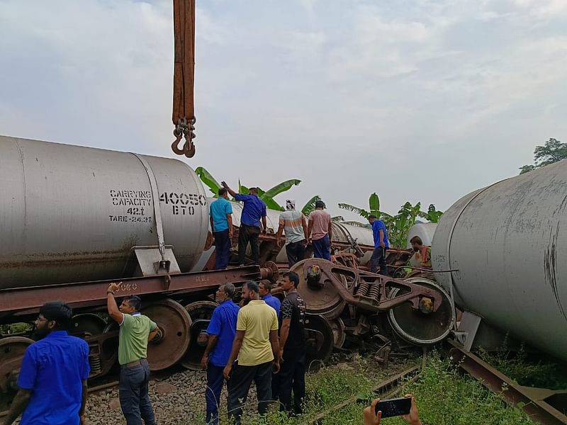 চুয়াডাঙ্গার জীবননগরে উপজেলার আনসারবাড়িয়া রেলস্টেশনের কাছে তেলবাহী ট্রেনের আটটি ট্যাংকার লাইনচ্যুত হয়েছে। আজ বুধবার সকালে