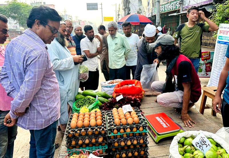 নাটোর শহরের কানাইখালি পুরাতন বাসস্ট্যান্ডে ‘জনতার বাজার’ চালু হয়েছে