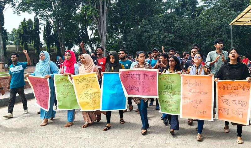 আজ দুপুরে বিশ্ববিদ্যালয়ের সৈয়দ নজরুল ইসলাম প্রশাসন ভবনের সামনে অবস্থান কর্মসূচি পালন করেন আইন বিভাগের শিক্ষার্থীরা