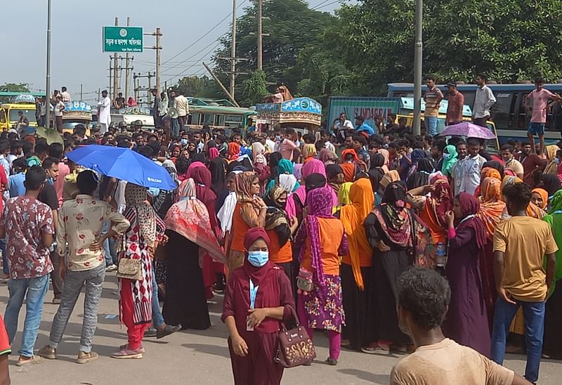 কারখানার শ্রমিকেরা ঢাকা-আরিচা মহাসড়ক অবরোধ করে বিক্ষোভ করছেন। আজ বুধবার দুপুরে ঢাকার সাভার উপজেলার নয়ারহাট এলাকায়