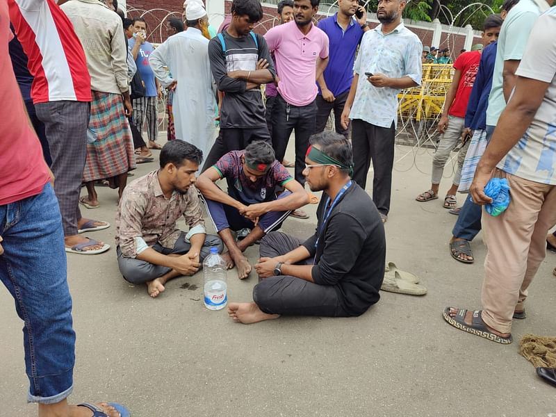 বঙ্গভবনের সামনের সড়কে তিন ব্যক্তির অবস্থান। আজ বুধবার সকাল সাড়ে ১০টায়