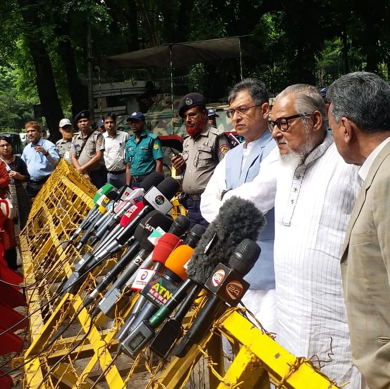 প্রধান উপদেষ্টা ড. মুহাম্মদ ইউনূসের সঙ্গে বৈঠকের পর সাংবাদিকদের সঙ্গে কথা বলেন বিএনপির তিন নেতা